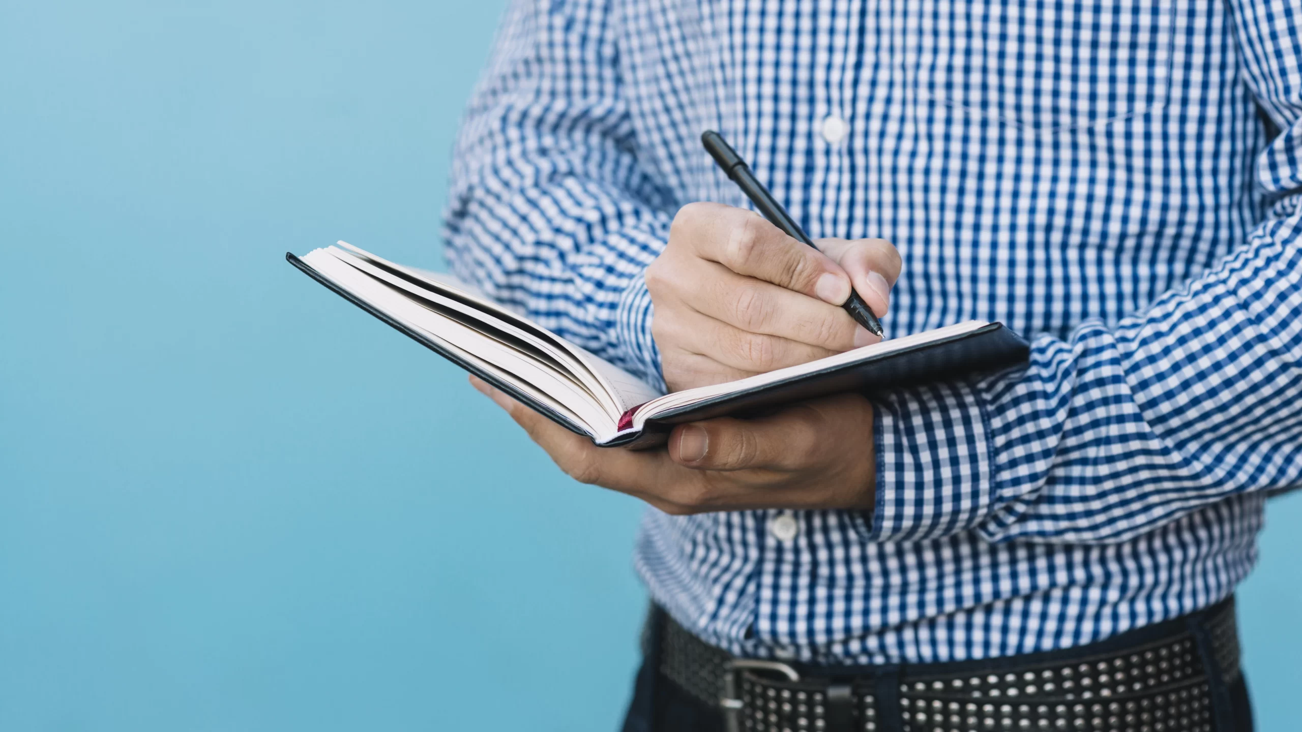 https://dgtallab.com.br/content/uploads/2023/08/close-up-man-writing-book-scaled.webp
