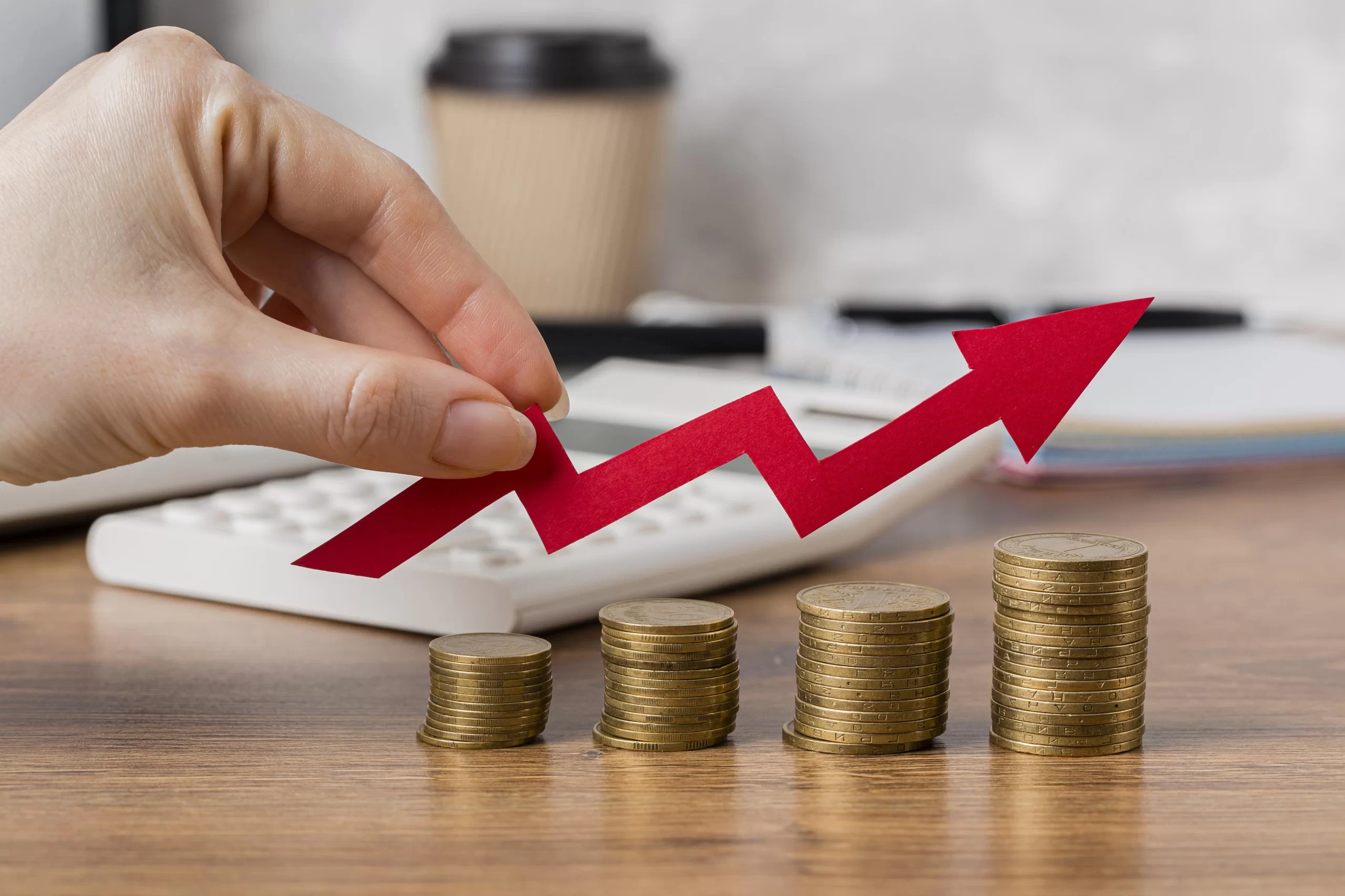 https://dgtallab.com.br/content/uploads/2023/08/hand-holding-growth-arrow-with-coins-scaled.webp